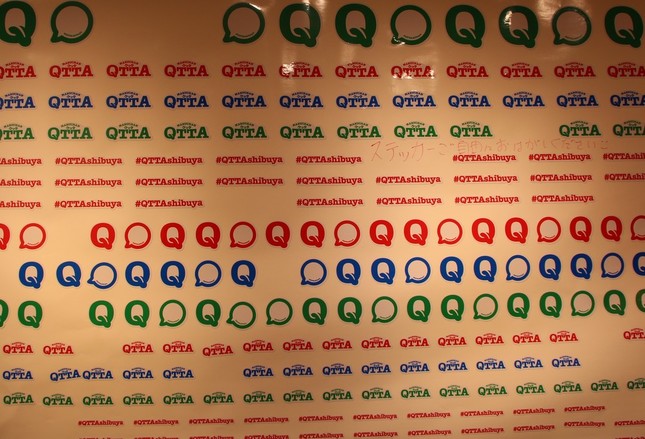 階はイートインスペースになっている。壁に貼られたステッカーは自由に持ち帰ってよい