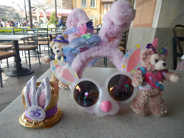 かわいらしいグッズがいっぱい　左は「うさみみパッチン」