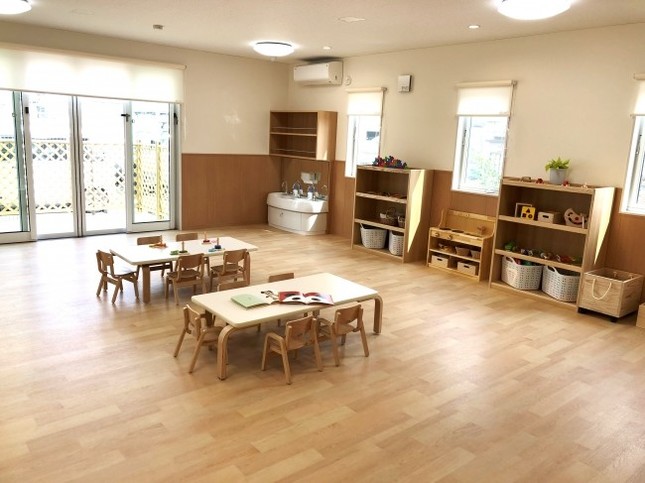 木造平屋建てで、室内には明るい日差しが降り注ぐ