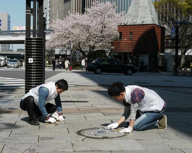 過去の「新人ガム取り研修」の様子
