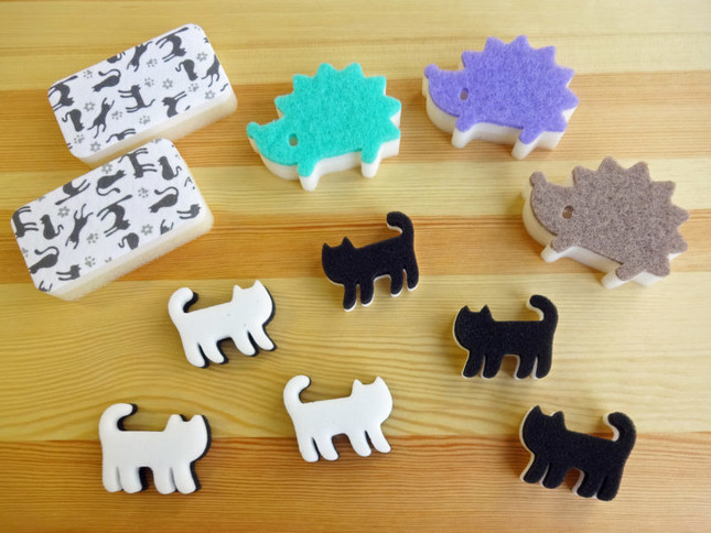 飾りながら保管できる、機能的なキッチンスポンジ
