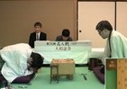 対局中に「ダンゴムシ」化？　佐藤天彦名人のクセがすごいんじゃ