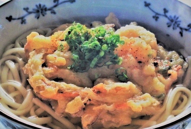 汁に浸ったかき揚げ。東海林説によれば、サクサク期からモロモロ期への移行中