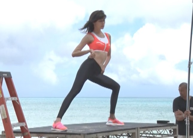 スチール撮影中の森さん。様々なポージングを提案したという。