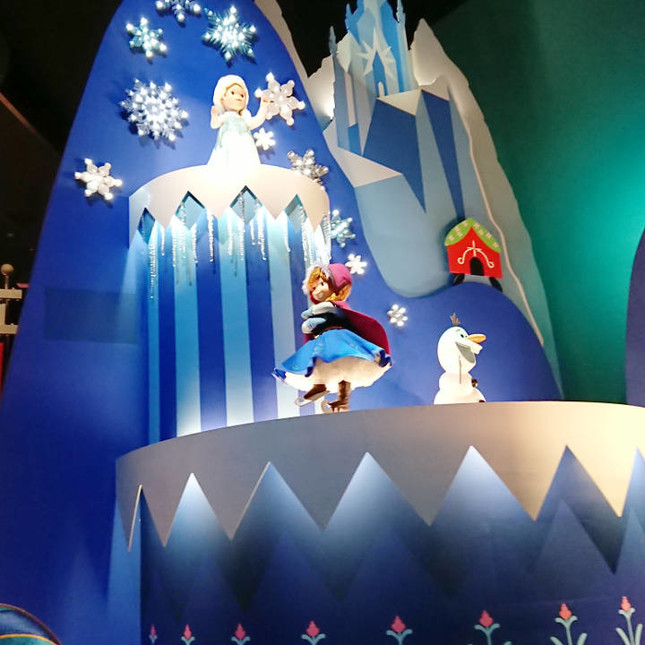 「イッツ・ア・スモールワールド」にディズニー映画のキャラクターが登場