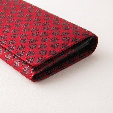 スタンダードなデザインながら目を引く存在感の「赤」