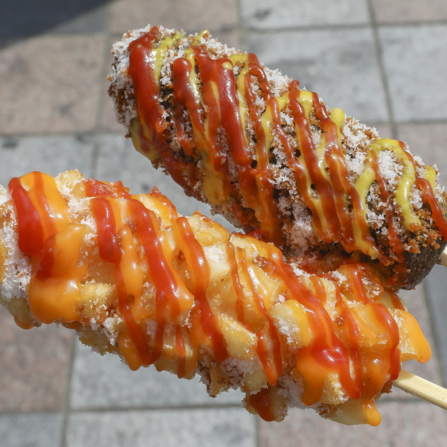 「ポテトレーラ」（下）と「チェダーレーラ」（上）