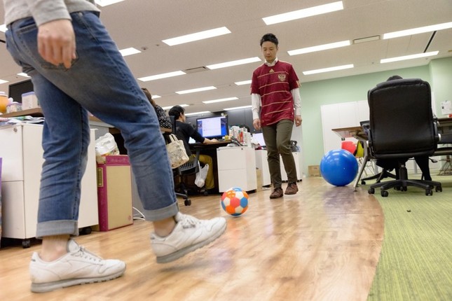 オフィス内でのプレーの様子