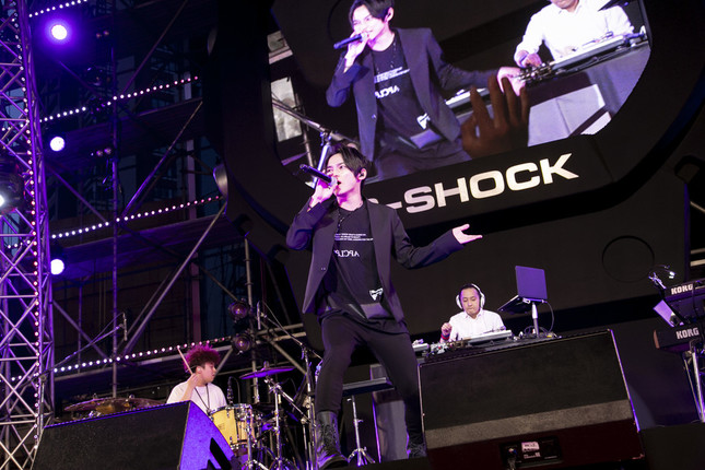 会場を盛り上げるSKY-HI