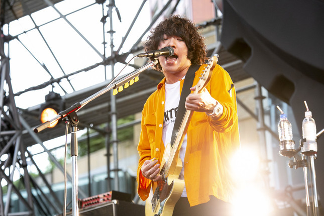 KANA-BOONのヴォーカル・谷口鮪が熱唱