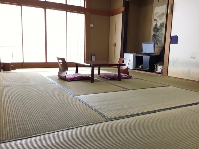 部屋の内観（画像はまいきゃっと湯河原店提供）
