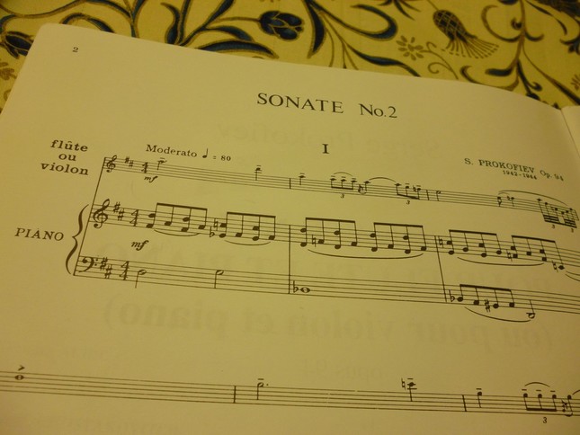 楽譜の第1楽章冒頭、メロディーのパートにもフランス語で「フルート　または　ヴァイオリン」と記されている