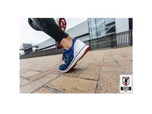 サッカー日本代表のユニフォームコンセプト「勝色」を採用した限定モデル