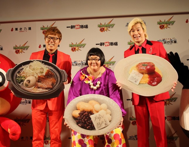 左からHIKAKINさん、安藤なつさん、カズレーザーさん