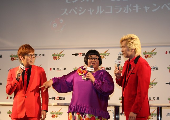 オープニングから盛り上がる3人