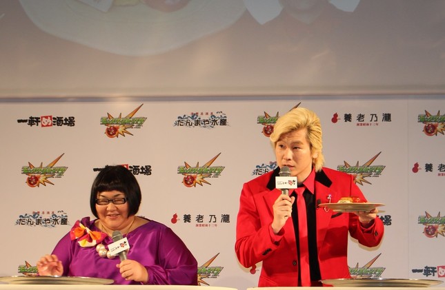 自身のプロデュースした「鶏照焼ハンバーグオムライス」を熱くプレゼンするカズレーザーさん