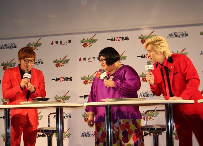 HIKAKINさんの「焼肉醤油ラーメン」に興味津々の「メイプル超合金」の2人