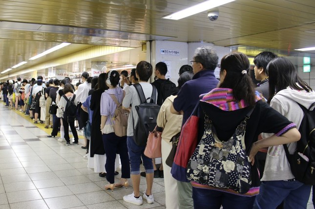 通路には軽く100人を超える行列ができていた