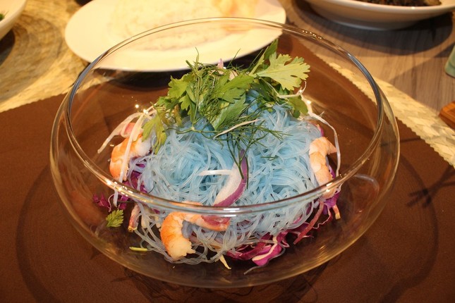 「カメレオンサラダ」青色は紫キャベツで着色している（2018年6月26日 筆者撮影）