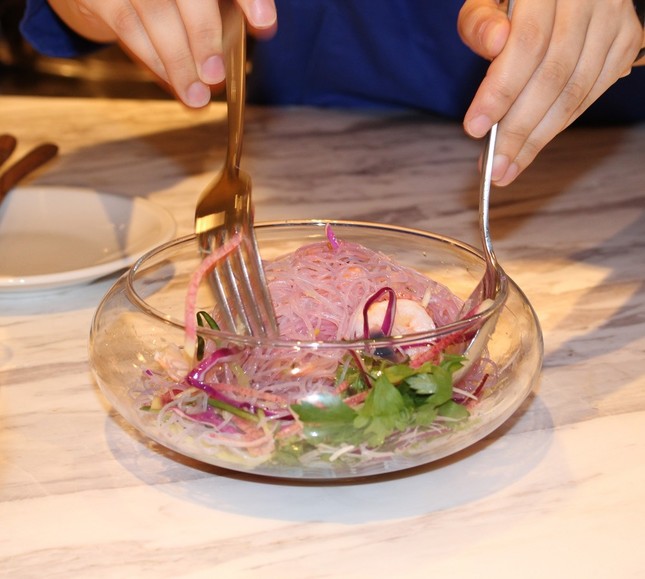 ライムをかけるとピンク色に（2018年6月26日 筆者撮影）