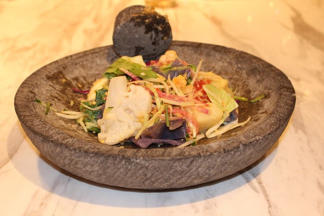 「ガドガド」インドネシアの言葉で「ごちゃ混ぜ」という意味（2018年6月26日 筆者撮影）