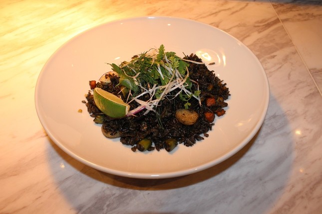 「シグニチャーナシゴレン」竹炭で着色した焼き飯料理（2018年6月26日 筆者撮影）