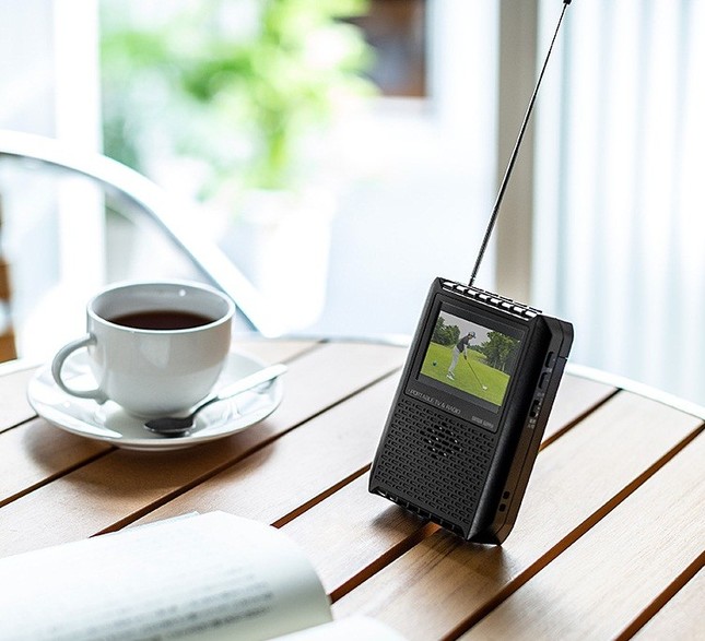 片手で持てるコンパクトサイズ、どこでもテレビを楽しめる