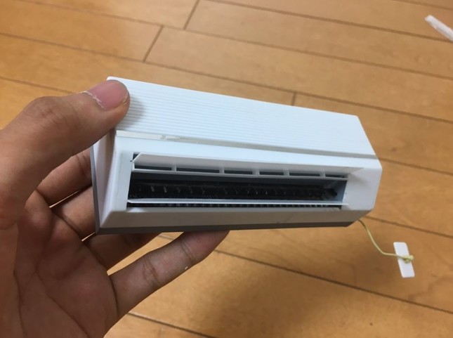 「この作品の中で1番作っていて楽しかった小物は、『エアコン』」