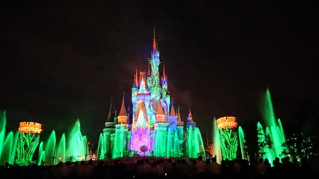 波打つ噴水の光がシンデレラ城の映像を引き立てる