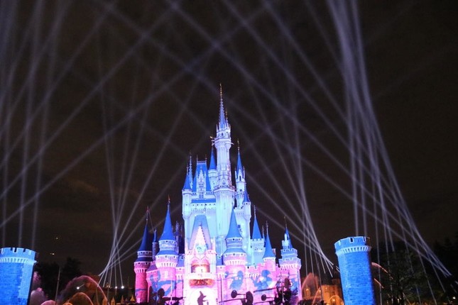 サーチライトの光の筋が夏の夜空をつらぬく