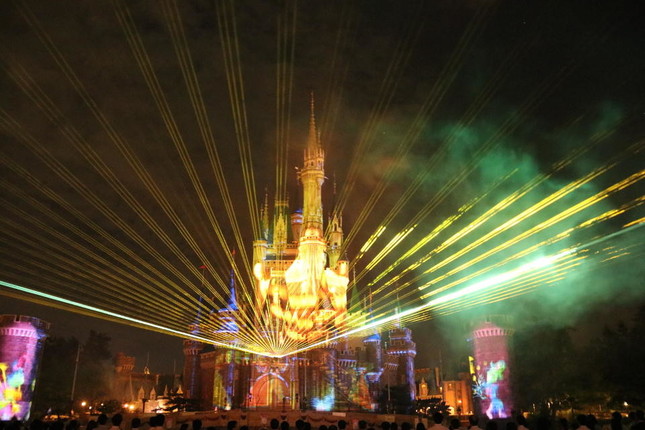 リズミカルにレーザー光線が踊る