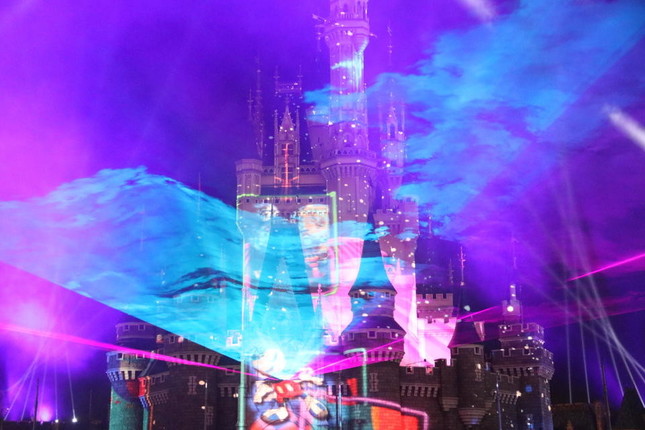 ときに幻想的な立体空間を浮かび上がらせる