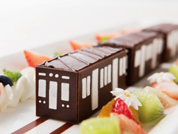 阪急電車コラボケーキを食べながら優雅にトレインビュー！