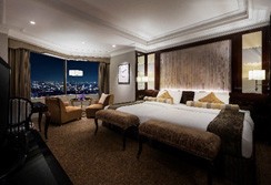 阪急電車コラボケーキを食べながら優雅にトレインビュー！