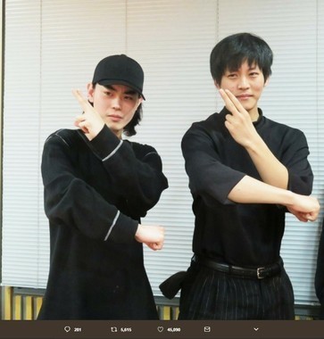 ラジオに出演時に、「遊戯王」のキメポーズをする菅田将暉さんと松坂桃李さん（画像は松坂桃李さんのツイッターより）