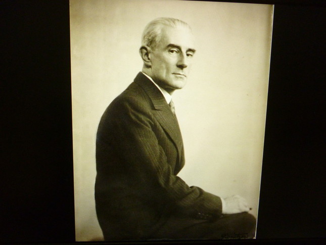 どこか悲し気なまなざしのラヴェルの肖像写真。体形が軍隊向きではないこともわかる