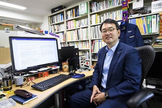 劉庭秀氏は韓国では、2009年から「韓国自動車資源循環協会」の海外技術委員、2015年から「韓国資源リサイクリング学会」の理事。2016年に、東北大学大学院国際文化研究科の教授に就任した