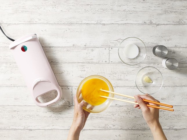 フライパン調理では熟練が必要な“ひっくり返し”もワンハンド