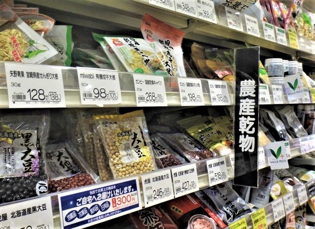 何でもそろうスーパーだが、煮豆の作り方は教えてくれない＝東京都内で、冨永撮影