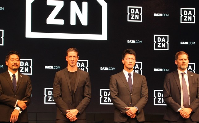 左から「DAZNマーケティング・パートナーシップ」シニアバイスプレジデントの大崎貴之氏、フェルナンド・トーレス選手、村田諒太選手、マーティン・ジョーンズ氏
