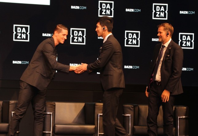 握手を交わすトーレス選手と村田選手
