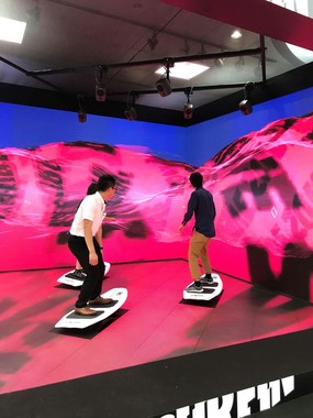渋谷スクランブル交差点の人波に乗る「BIT WAVE SURFIN’」