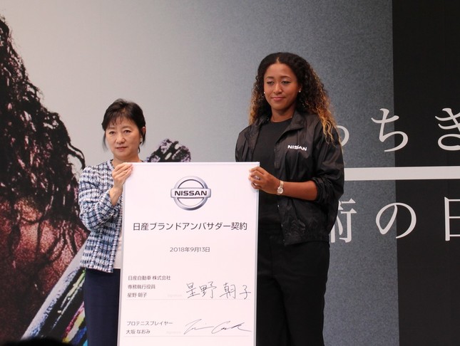 大坂なおみ選手（写真左）が日産自動車のブランドアンバサダーに就任。写真右は日産自動車・専務執行役員の星野朝子氏