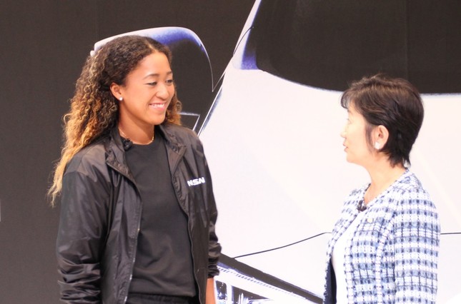 星野氏と談笑する大坂選手