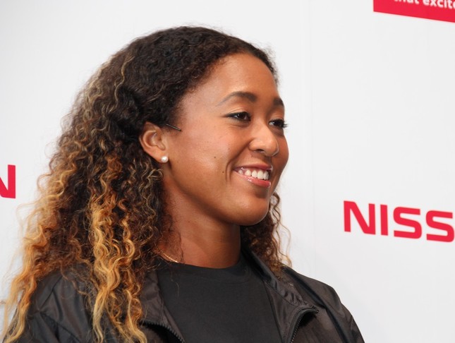 笑顔で囲み取材に応じた