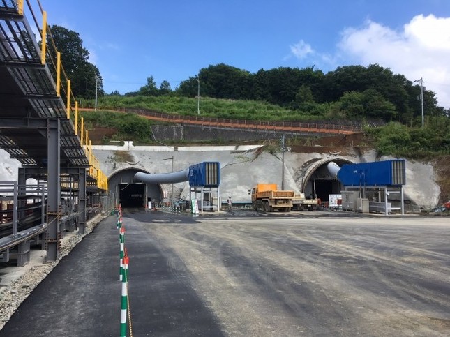 高速道路を歩いて見学！