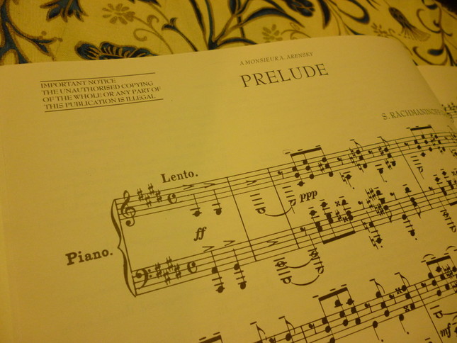 「鐘」の愛称で広く親しまれている曲ではあるが、原典譜には「前奏曲」としか書かれていない