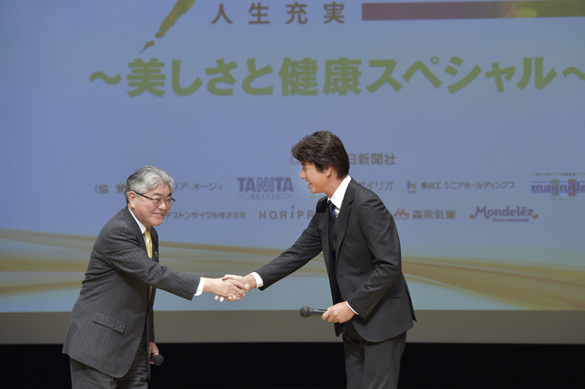 草刈正雄さん（右）と渡辺雅隆 朝日新聞代表取締役社長(左)