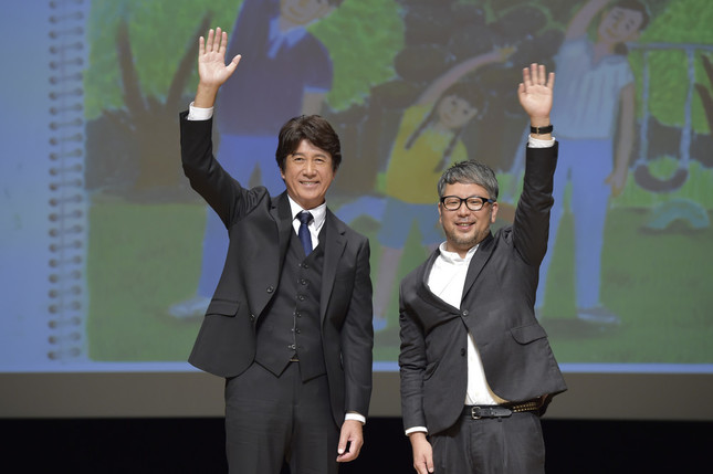 草刈さん（左）と、草刈さん主演の映画「体操しようよ」（11月公開）の
菊池健雄監督（右）
