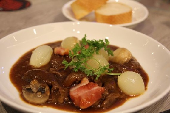 赤ワインとぶどう・牛肉煮込み（2018年9月撮影）